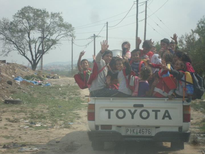 Σε καρότσες μεταφέρονται στο σχολείο μαθητές Ρομά της Περαίας