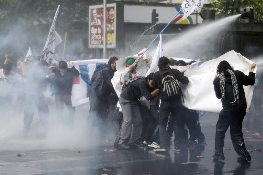 Δεκάδες τραυματίες σε συγκρούσεις φοιτητών – αστυνομίας στη Χιλή
