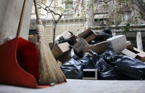Σκουπιδότοπος η Αθήνα εν μέσω αντιπαραθέσεων: Αυτά τα σκουπίδια ποιος θα τα πάρει;