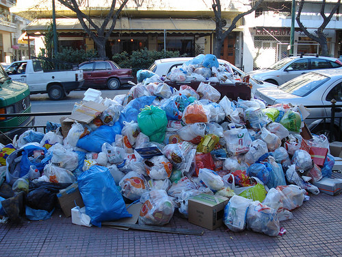 Διοικητικό χάος καθηλώνει στους δρόμους τα σκουπίδια