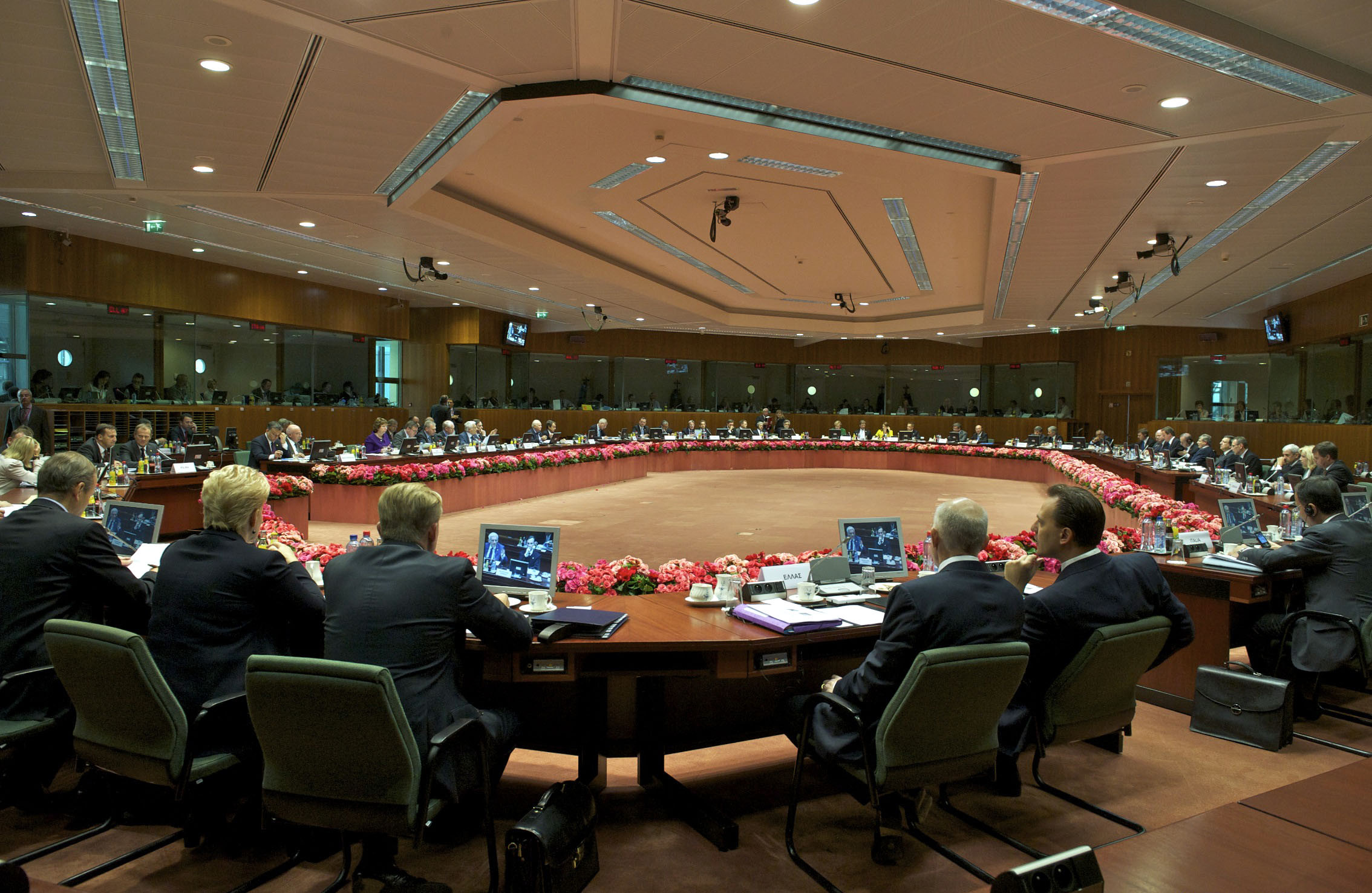 Στο επίκεντρο ενός eurogroup και δυο Συνόδων Κορυφής η Ελλάδα
