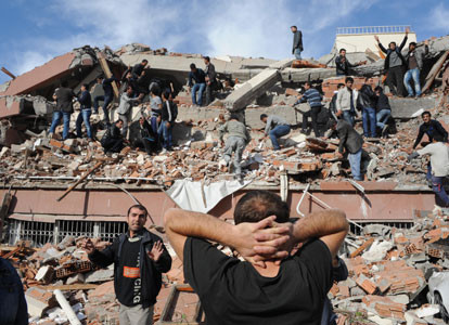 Φόβοι για χίλιους νεκρούς στην Τουρκία από τον καταστροφικό σεισμό