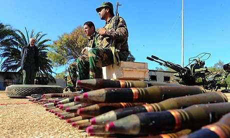 Διάσπαρτα και αφύλακτα χιλιάδες όπλα στη Λιβύη