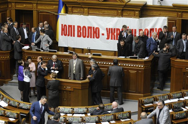 Διαδηλωτές κατέλαβαν το κοινοβουλίο της Ουκρανίας