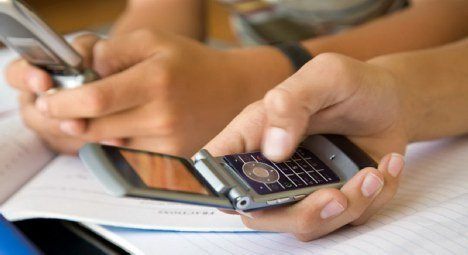 «Ψηφιακές παρενοχλήσεις» και κινητά μέσα στην τάξη, δείχνει έρευνα