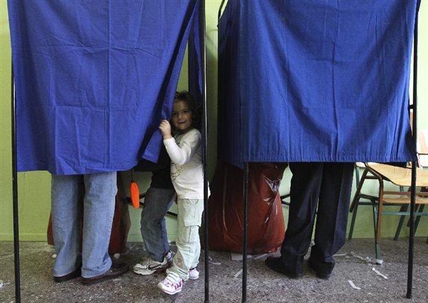 Νέα πυρά αντιπολίτευσης για το δημοψήφισμα – Για υποκρισία μιλά η κυβέρνηση