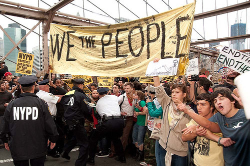 Λαός εναντίον αστυνομίας, της Naomi Wolf