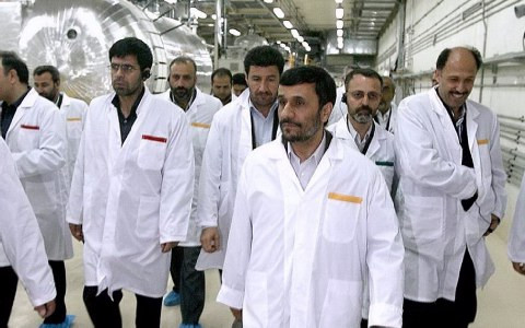 «Το Ιράν δεν θα κάνει ούτε βήμα πίσω» διαμηνύει ο Αχμαντινετζάντ