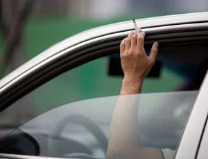 Βρετανία: Πρόταση για απαγόρευση καπνίσματος στα αυτοκίνητα