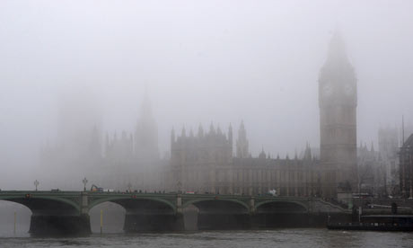 Λονδίνο: Ο δήμαρχος “ψεκάζει” κατά της … ρύπανσης!