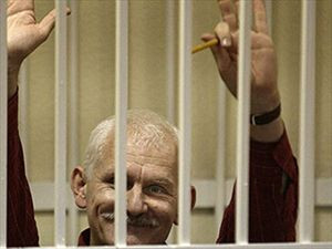 Λευκορωσία: Σε 4,5 χρόνια φυλάκιση καταδικάστηκε ο ακτιβιστής Άλες Μπελιάτσκι