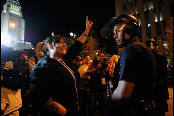 Επέμβαση της αστυνομίας κατά του «Occupy» στο Λος Άντζελες – Live