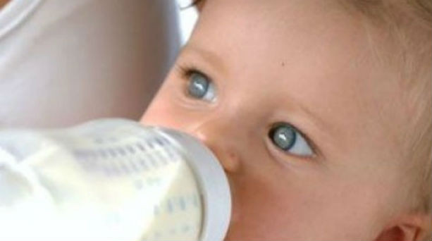 Γάλα πρώτης βρεφικής ηλικίας και από τα σούπερ μάρκετ
