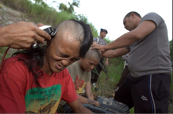 Αστυνομικοί στην Ινδονησία ξυρίζουν μοϊκάνες και ρίχνουν τους πάνκηδες στο νερό