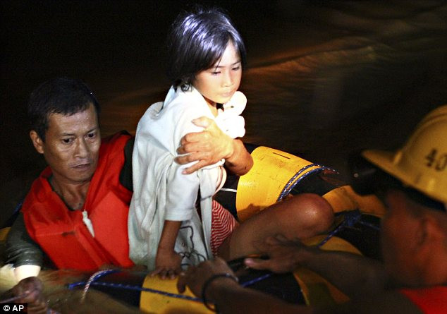 Εκατόμβη νεκρών από την τροπική καταιγίδα στις Φιλιππίνες