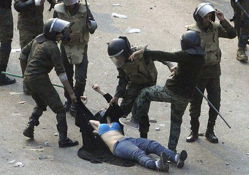 Άγριες συγκρούσεις μεταξύ διαδηλωτών και δυνάμεων ασφαλείας στο Καΐρο (βίντεο)