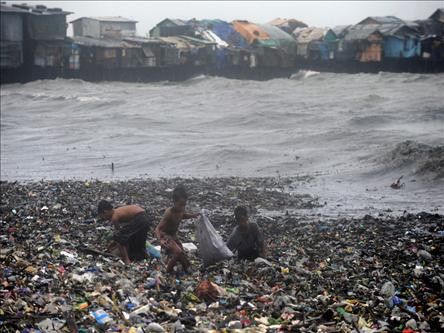 Εκατοντάδες νεκροί και τεράστιες καταστροφές στις Φιλιππίνες
