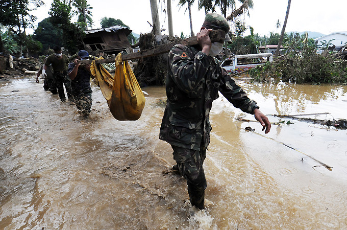 Φιλιππίνες: Ομαδικοί τάφοι για τα θύματα των πλημμυρών