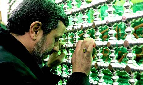 Σύλληψη ανέργου που πέταξε τα παπούτσια του στον Αχμαντινετζάντ