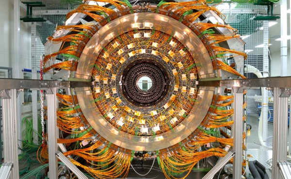 Ο επιταχυντής του CERN ανακάλυψε το πρώτο νέο σωματίδιο