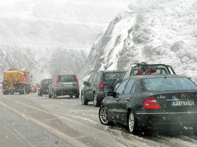 Χιόνια στη Μακεδονία, αλυσίδες στους δρόμους της