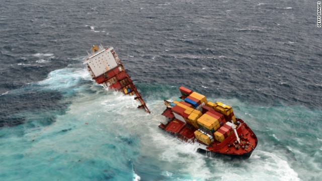 Το φορτηγό πλοίο “Ρένα” έσπασε στα δύο από σφοδρή θαλασσοταραχή