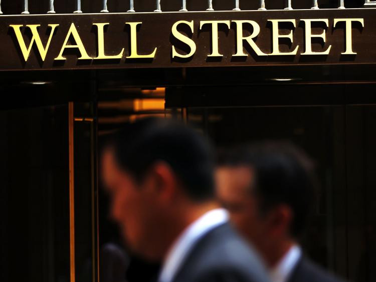 Bloomberg: Προς πάγωμα μισθών τραπεζιτών στη Wall Street