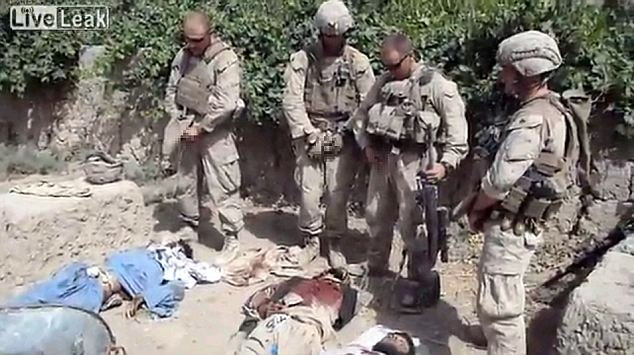 Σοκ προκαλεί βίντεο που δείχνει Αμερικανούς πεζοναύτες να ουρούν σε σορούς Ταλιμπάν