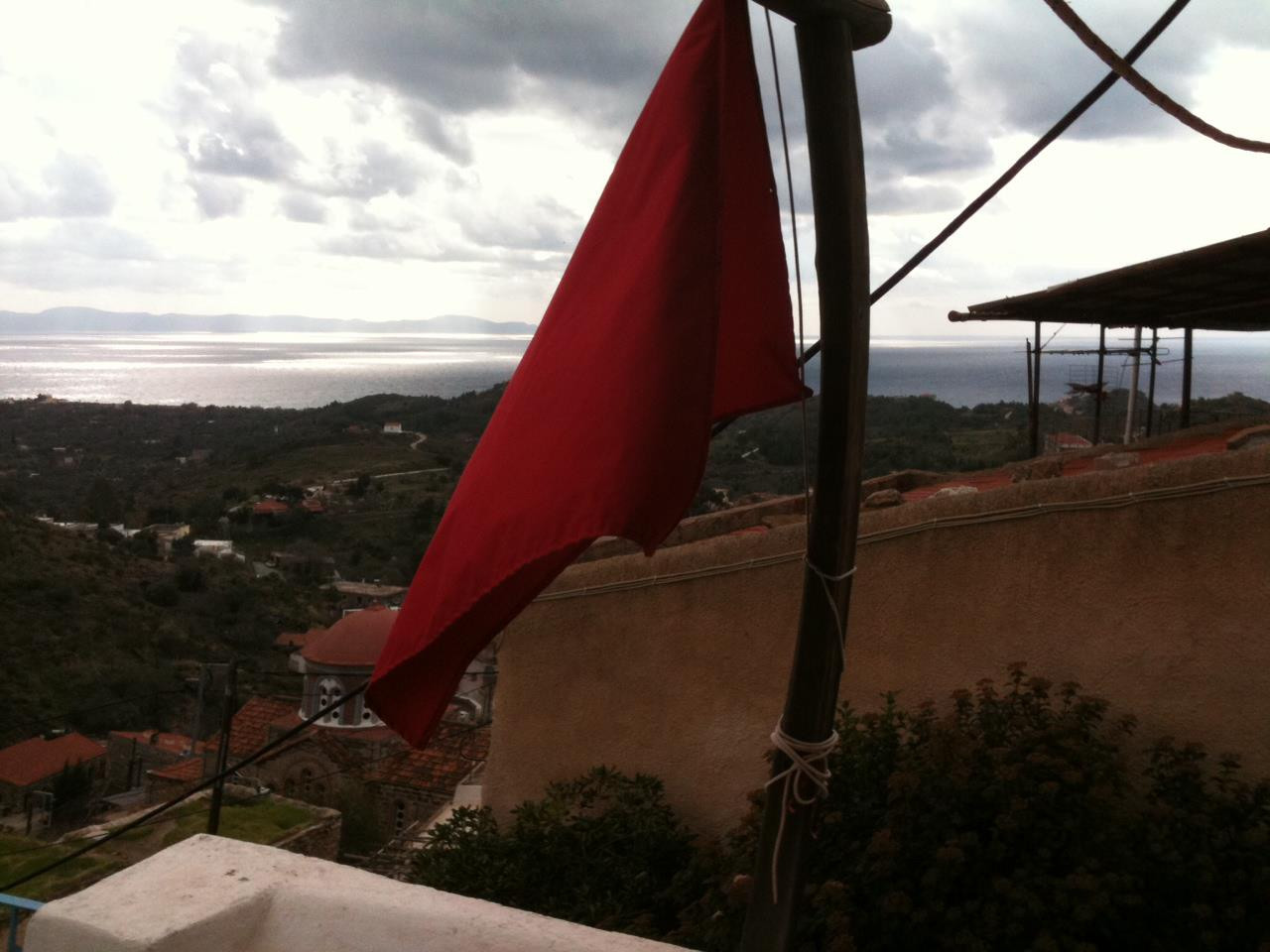 Μια κόκκινη σημαία ανεμίζει στη Βολισσό, της Ζωής Γεωργούλα
