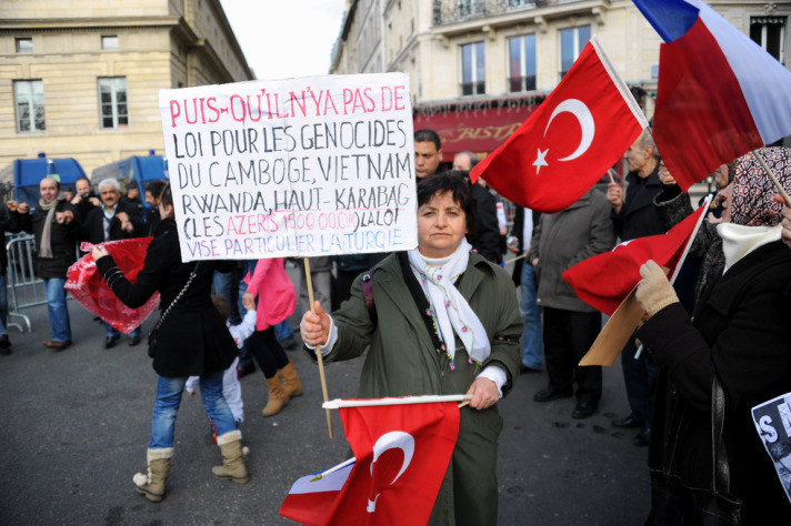 «Η Γαλλία δολοφόνησε την Δημοκρατία»: Οργή του τουρκικού Τύπου για το αρμενικό
