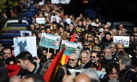 Ισπανοί διαδήλωσαν υπέρ του δικαστή Γκαρθόν πριν οδηγηθεί στο εδώλιο