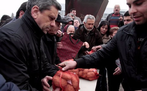 Δωρεάν πατάτες μοίρασαν στους περαστικούς παραγωγοί στη Θεσσαλονίκη