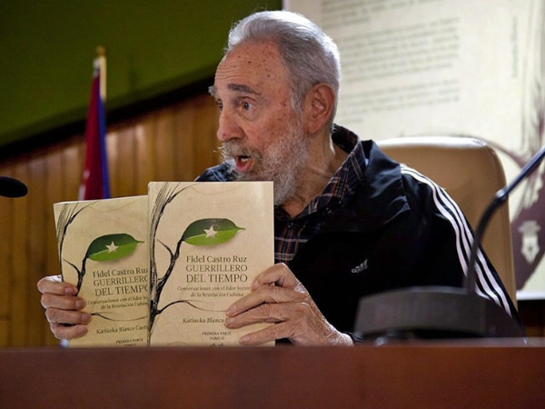 Ο Φιδέλ Κάστρο παρουσίασε τα απομνημονεύματά του