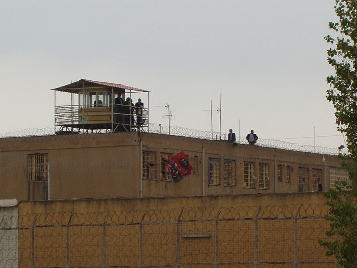Tvxs Ρεπορτάζ: Θέατρο του παραλόγου στις φυλακές της Πάτρας