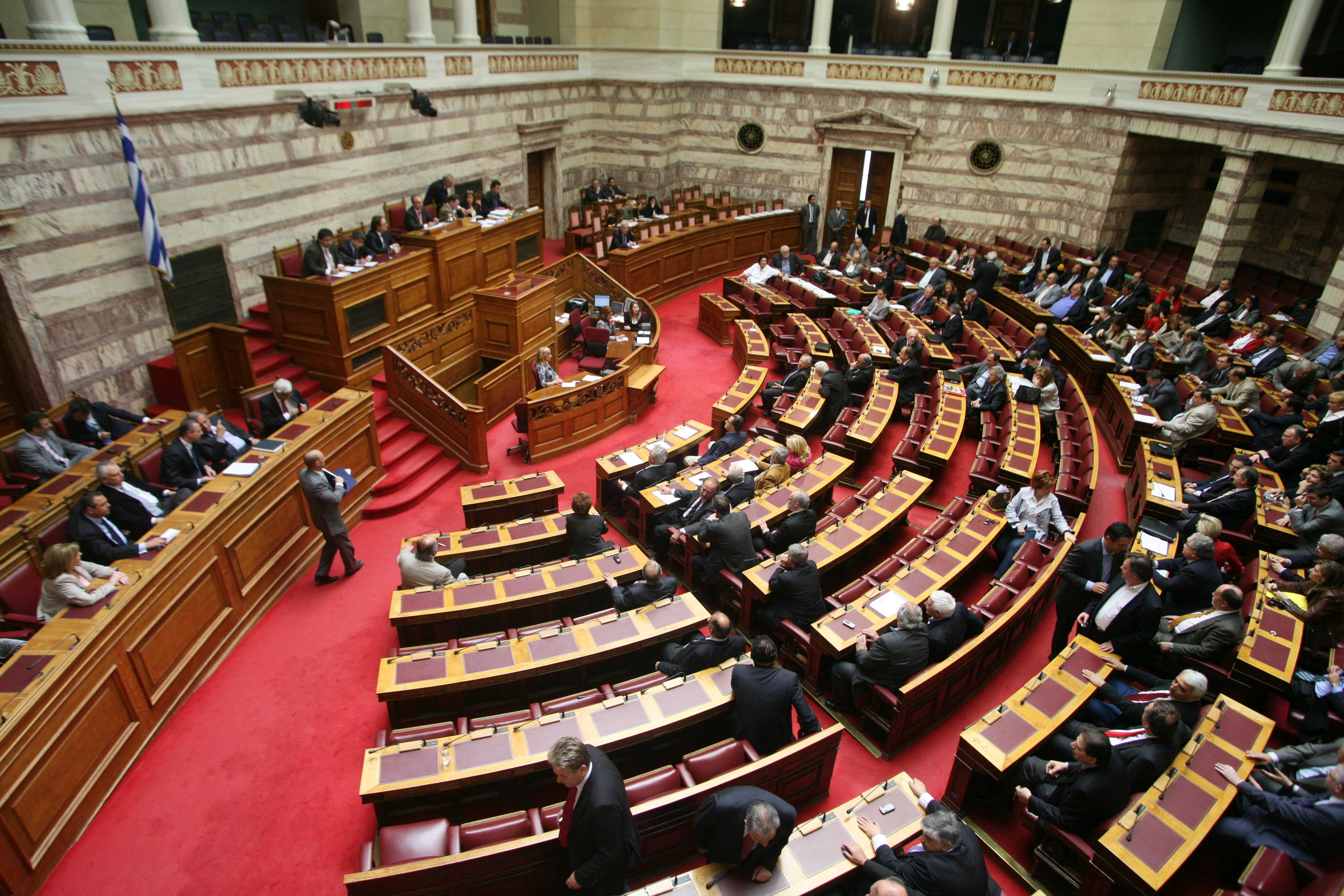 Διαξιφισμοί στη Βουλή για το δημοσιονομικό εκτροχιασμό