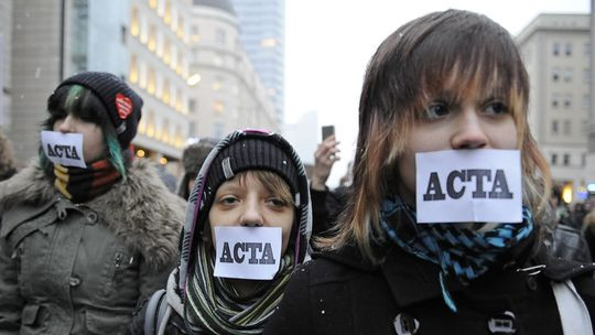 Μαζικές διαδηλώσεις κατά της ACTA σε όλη την Ευρώπη