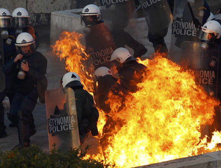 Εφιάλτης στην Αθήνα. Δεκάδες τραυματίες, στις φλόγες το «Αττικόν» και άλλα κτίρια