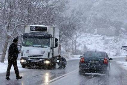 Συνεχίζονται τα προβλήματα από τις χιονοπτώσεις στη Βόρειο Ελλάδα