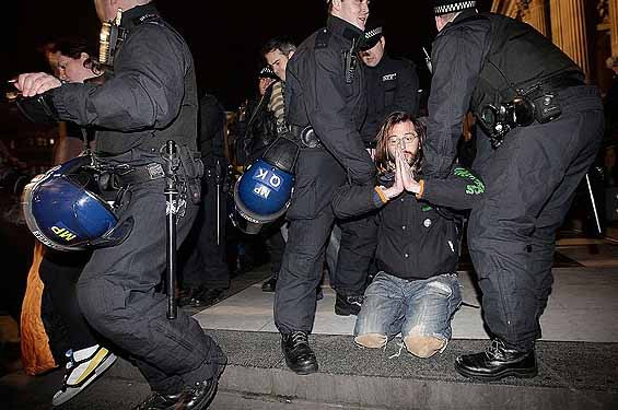 Η αστυνομία διαλύει τον καταυλισμό του Occupy London
