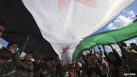 «Στρατιωτική επέμβαση» το αίτημα χιλιάδων Σύρων διαδηλωτών