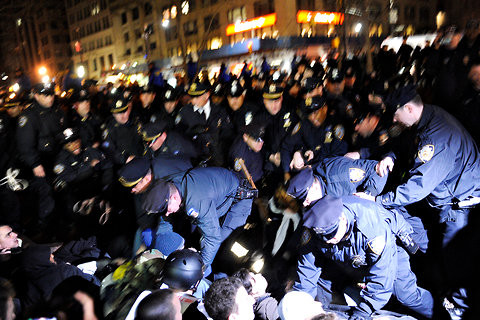 Δεκάδες συλλήψεις διαδηλωτών του κινήματος «Καταλάβετε τη Γουόλ Στριτ» στη Νέα Υόρκη