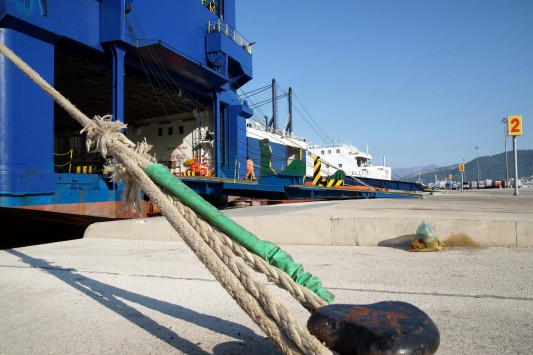 Σε απεργία: Συγκεντρωμένοι στο λιμάνι του Πειραιά οι ναυτεργάτες