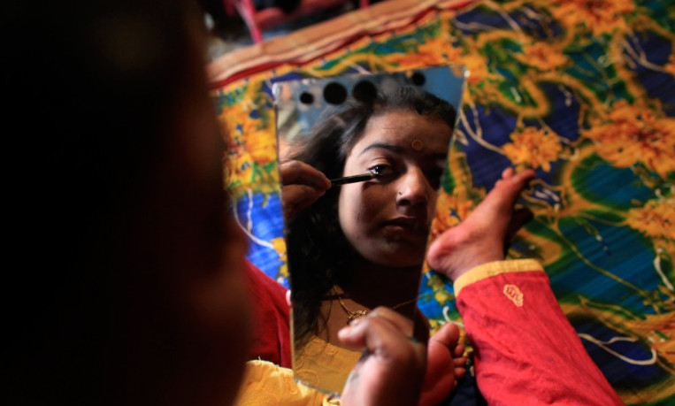 Μπαγκλαντές: Εκδιδόμενες έφηβες εξαναγκάζονται στη λήψη στεροειδών για αγελάδες