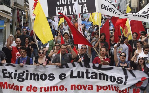 Στους δρόμους οι Πορτογάλοι: «Καταλάβετε τους δρόμους, μπλοκάρετε τα πάντα»