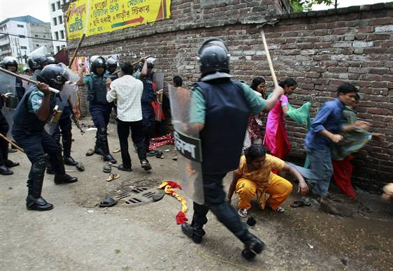 Βίαιες συγκρούσεις στο Μπανγκλαντές με αίτημα μισθολογικές αυξήσεις