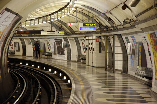 Στάσεις «Πύρρος Δήμας» και «Σπύρος Λούης» στο μετρό του Λονδίνου