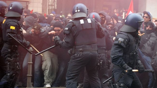 Βίαιες συγκρούσεις στη Φρανκφούρτη την «ευρωπαϊκή μέρα κατά του καπιταλισμού»