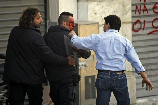 Ξυλοκοπήθηκε αστυνομικός στο Σύνταγμα από διαδηλωτές μετά την κηδεία του Δημήτρη Χριστούλα