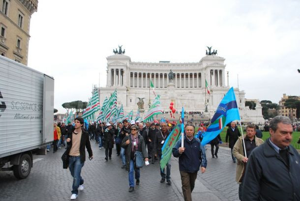 Στους δρόμους οι Ιταλοί κατά των αλλαγών σε ασφαλιστικό και εργασιακά