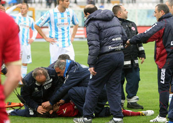 Θάνατος ποδοσφαιριστή μέσα στο γήπεδο στην Ιταλία
